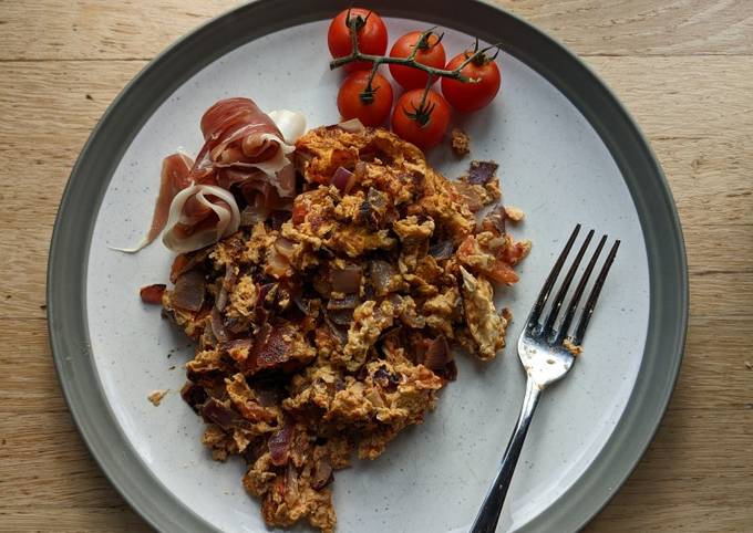 A picture of Easy tomato onion eggs lunch.