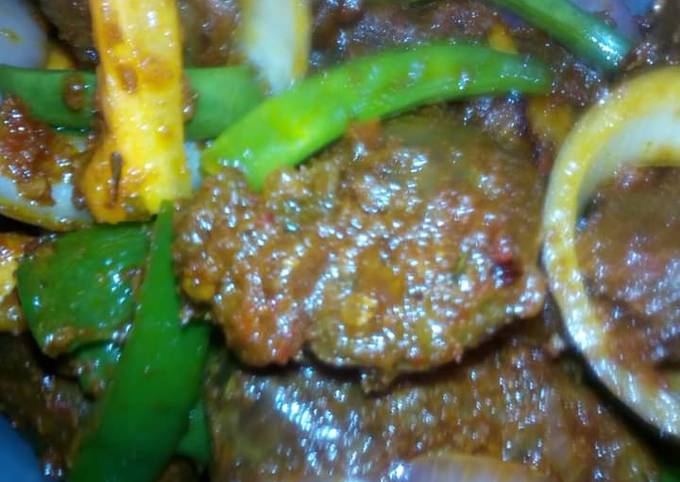 A picture of Gizzard sauce with vegetables.