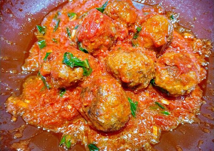 A picture of Meatballs in tomato sauce.