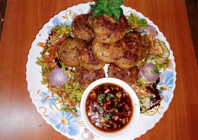 A picture of Spicy cauliflower stuffed potato tikkis 🧅🌶️🥔.