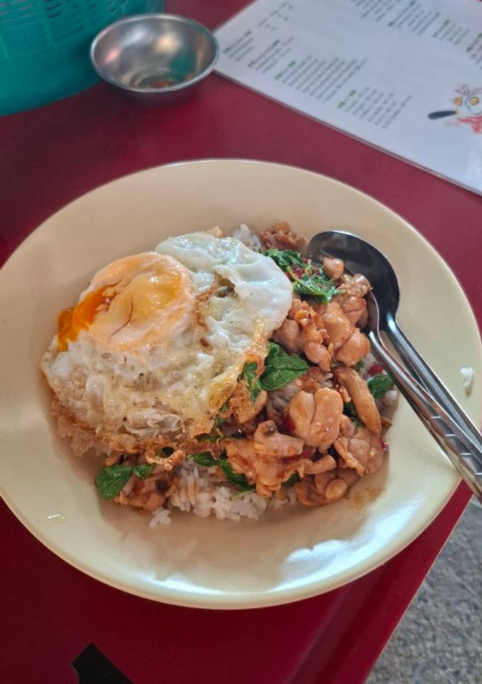 รูปของ กะเพราสะโพกไก่เย้ายวนใจ