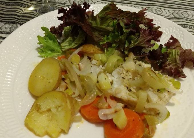 A picture of Cod Fish with vegetables.