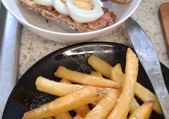 A picture of Brunch. Corned beef with boiled egg on ryvita.