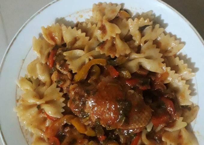 A picture of Farfalle Pasta in Chicken Tomato sauce.