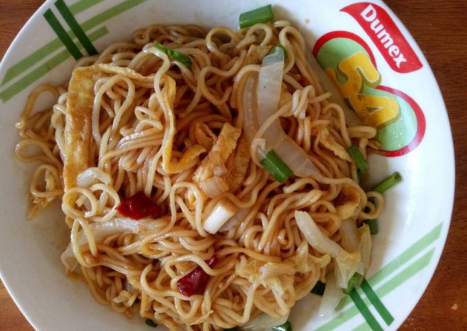 A picture of Lagman,noodle and vegetables.