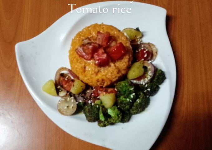 A picture of Broccoli stir fry & tomato rice 🥦🍅🍚.