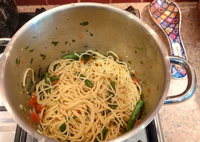 A picture of Spaghetti with chilli, parsley, tomato & french beans (alio Olio).