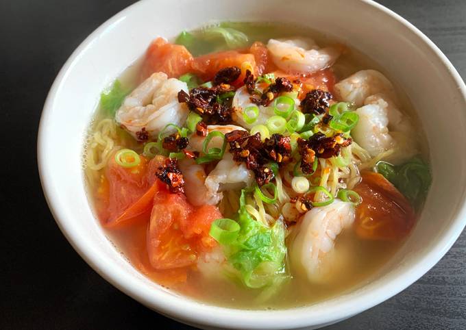 A picture of Prawn, Tomato & Lettuce Ramen Soup.