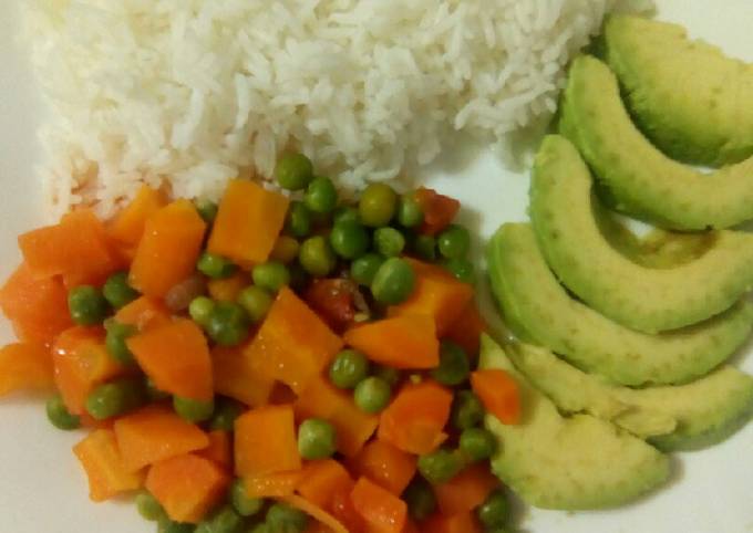 A picture of Braised rice with vegetables.