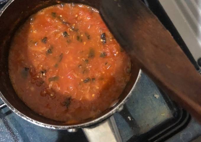 A picture of Tomato garlic sauce.