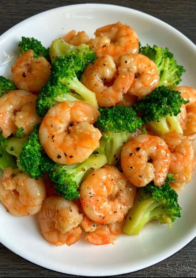 A picture of Stir-Fried Shrimp with Broccoli.