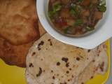 A picture of Parathas/chapati with mixed vegetable sauce.