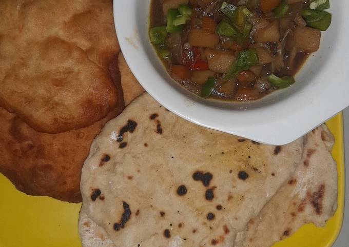 A picture of Parathas/chapati with mixed vegetable sauce.