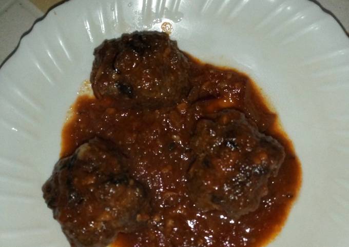 A picture of Meat balls in garlic tomato sauce.