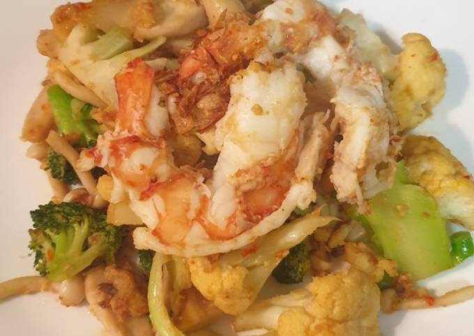 A picture of Veggies and prawns stirfry with XO sauce.