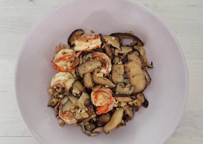 A picture of Sauteed Mushroom with prawns.