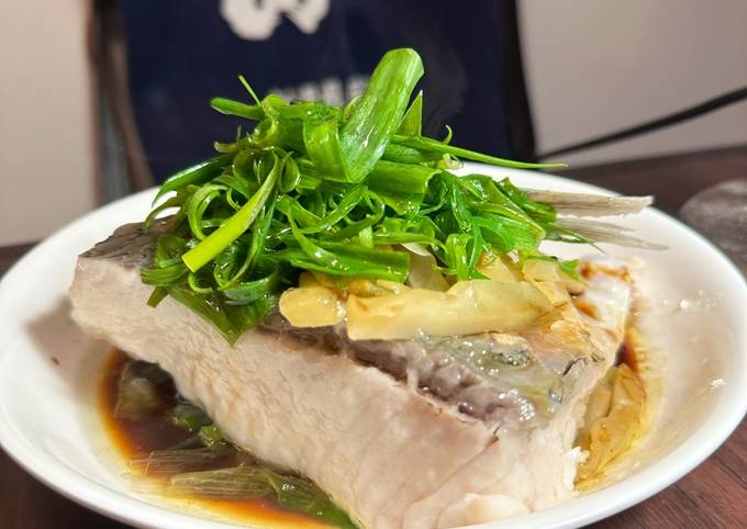 A picture of Steamed Grass carp with assorted vegetables in Cantonese style.