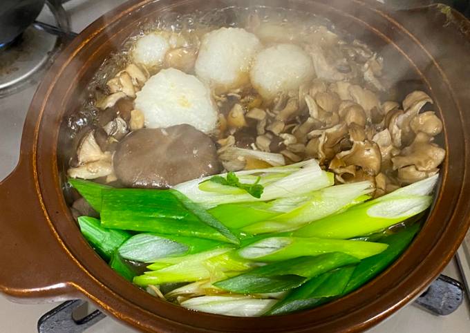 A picture of Japanese Oyster Mushroom and Chicken Pot.