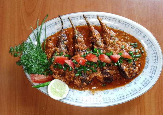 A picture of Tanzanian style Aubergines in peanut sauce.🍆🍅🧅🧄🍋.