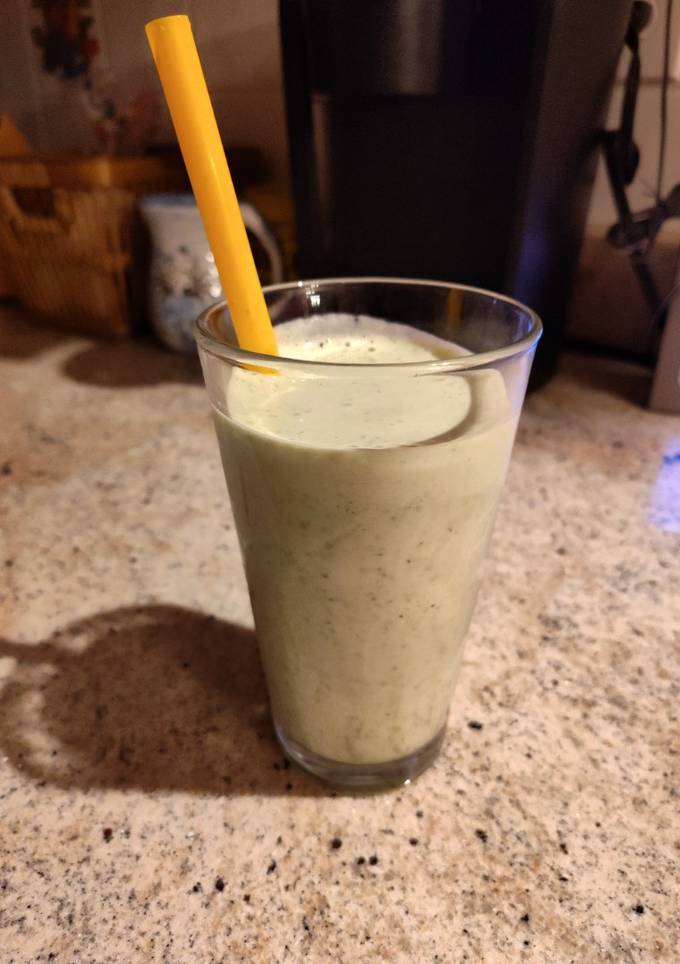 A picture of Berry-Spinach Vanilla Shake.