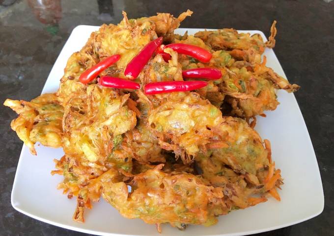 A picture of Indonesian Vegetable Fritters (bakwan sayur).