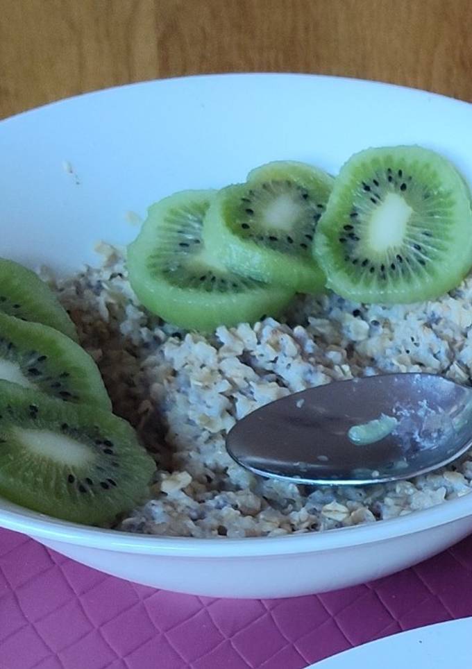 A picture of Porridge with Kiwi.