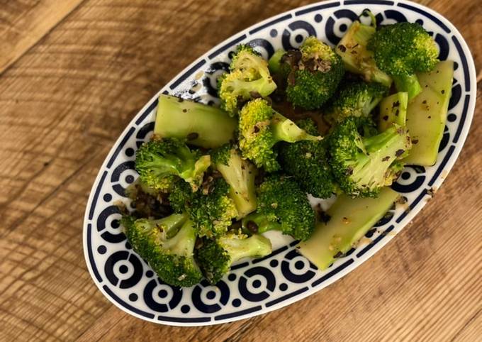 A picture of 🥦Broccoli with salted black soybeans.