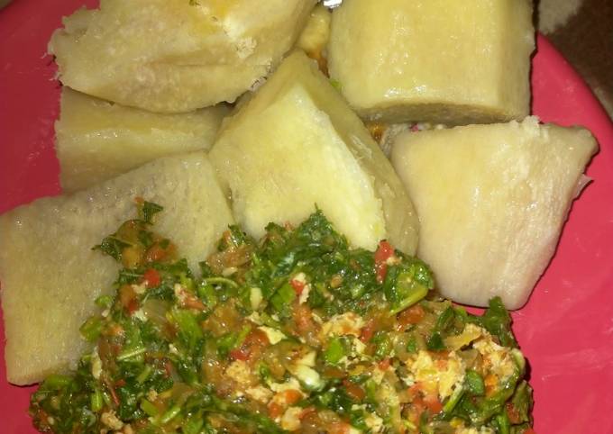 A picture of Boiled yam with vegetable sauce.