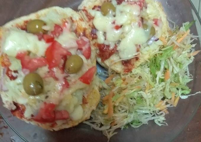 A picture of Vegetable mini piza#15minorlesscookingchallenge#jikonichallenge.