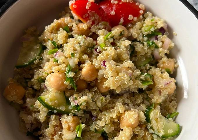 A picture of Quinoa salad with chickpeas and avocado.