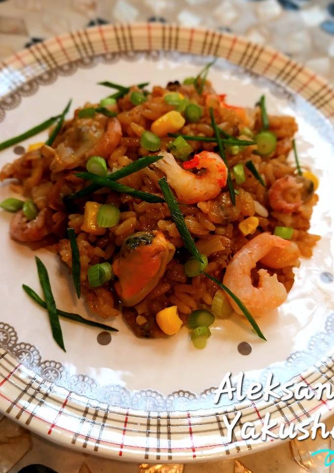 A picture of Rice with seafood.