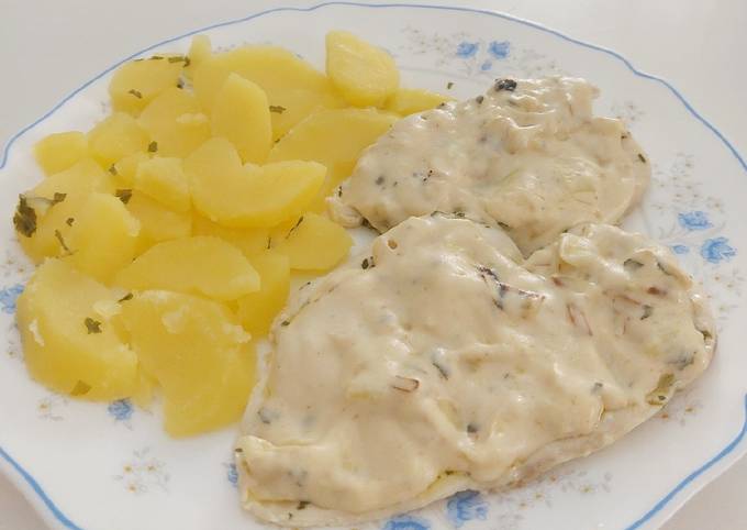 A picture of Chicken with leek sauce.