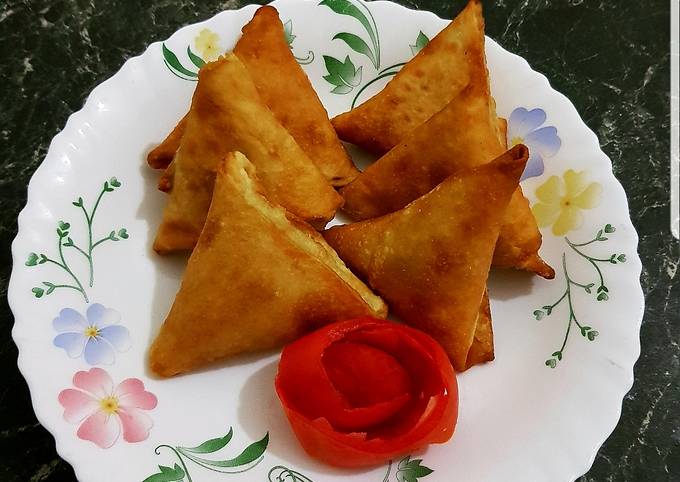 A picture of Vegetable Samosa.