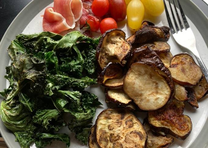 A picture of Air fryer crispy kale and roasted aubergine crisps with jambon and heritage tomatoes - energy saving.