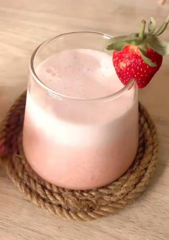 A picture of Strawberry Yakult.