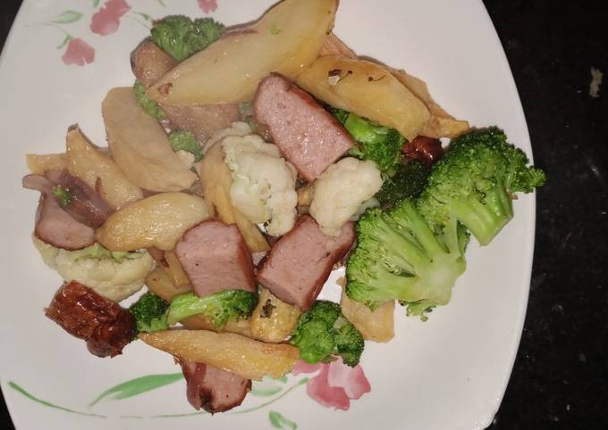 A picture of Potato Sausage and Vegetables.