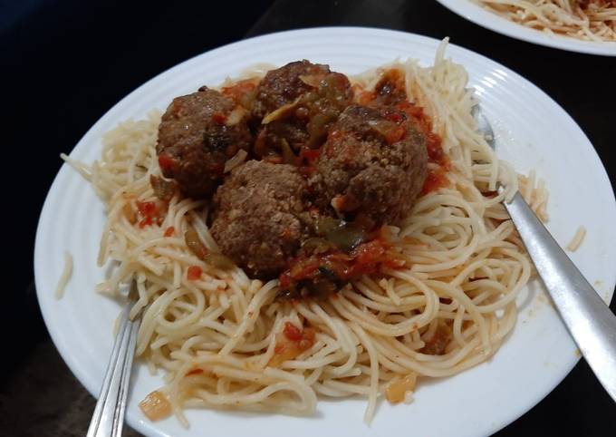 A picture of Spaghetti & Meat Balls in tomato sauce.