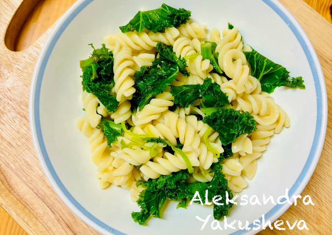 A picture of Fusilli pasta with Kale.