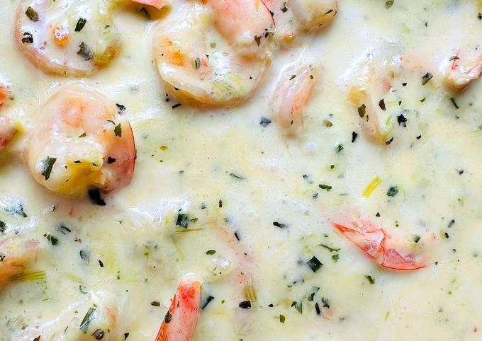 A picture of Shrimps in a leek sauce.