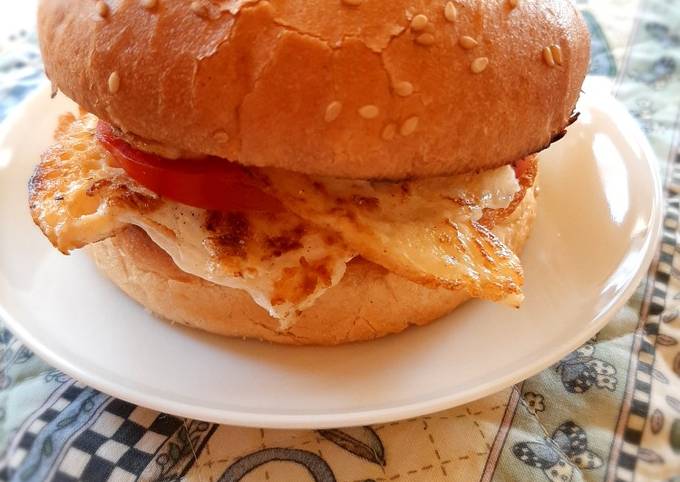 A picture of Tomato Egg burger / sandwich.