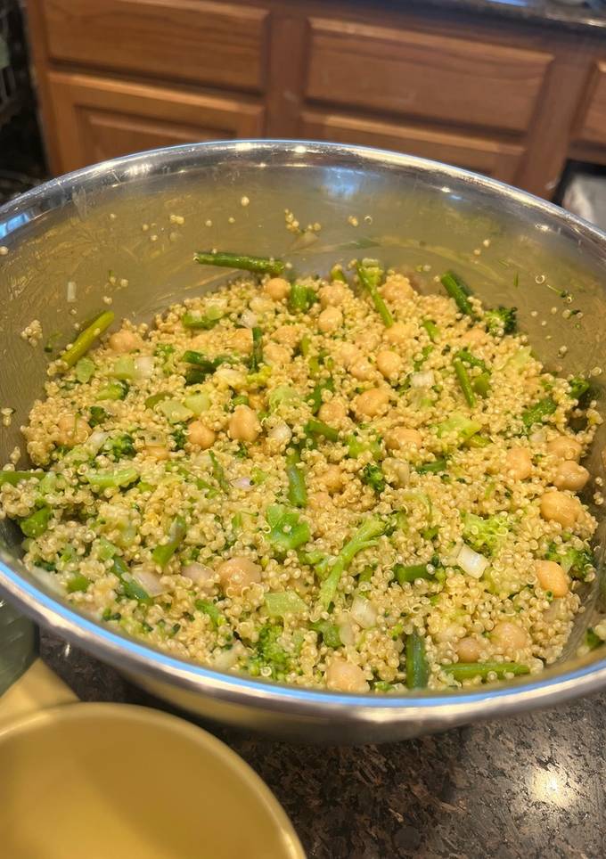 A picture of Broccoli & Asparagus Quinoa salad ￼.