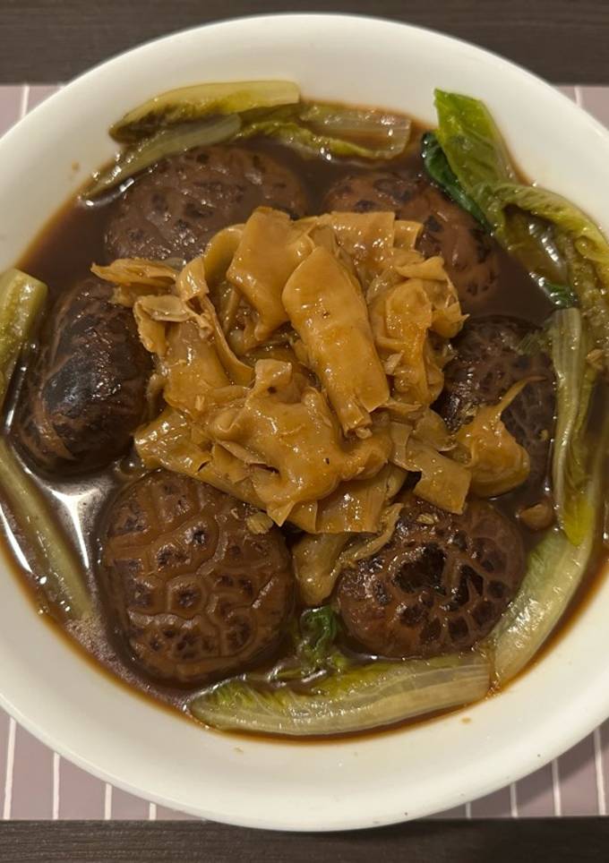 A picture of Braised Shiitake and Fish Maw 花膠炆冬菇.