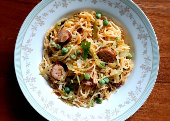 A picture of One-pot cabbage & Sausage pasta.