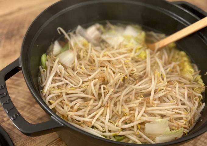 A picture of 🍲Hot pot - pork, Chinese cabbage and many vegetables in Japanese & Chinese flavour.