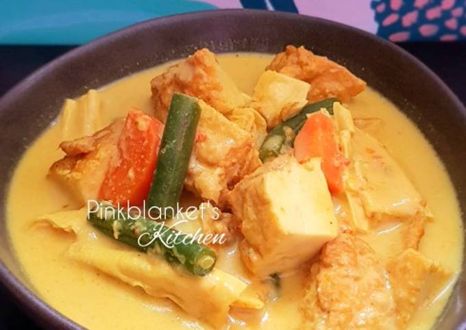 A picture of Tofu and Veggies in Yellow Curry.