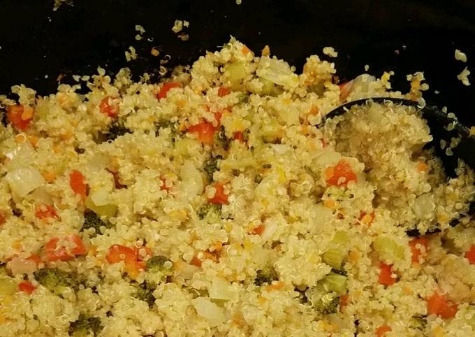 A picture of Crockpot quinoa and vegetables.