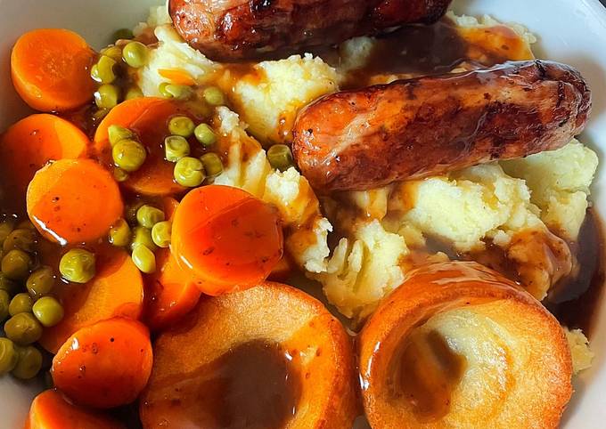 A picture of Sausage, mash, veg & Yorkshires feed 4 for £4.