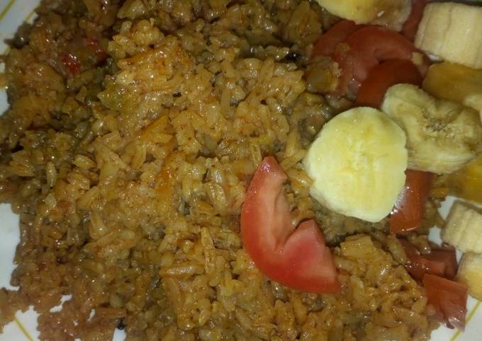 A picture of Pilau with tomatoes and bananas.