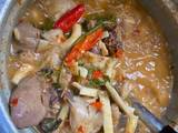 รูปของ แกงกะทิไก่บ้านใส่ยอดมะพร้าว