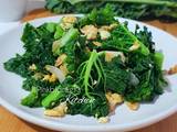 A picture of Kale and eggs stir fry.